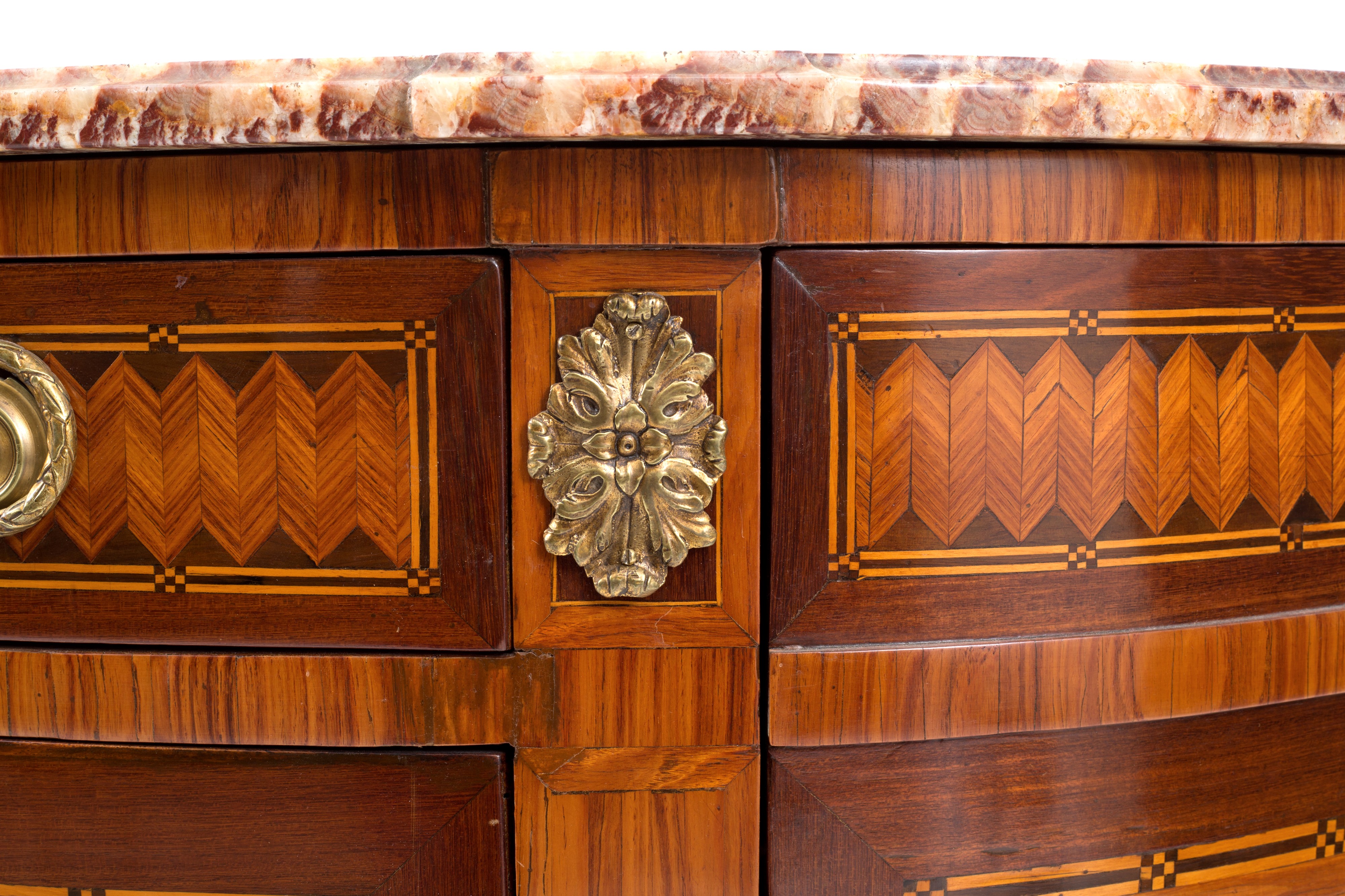 Commode a mezzaluna