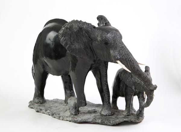 JOSHUA CHIRUME - Black marble sculpture ''ELEPHANT WITH LITTLE ELEPHANT''