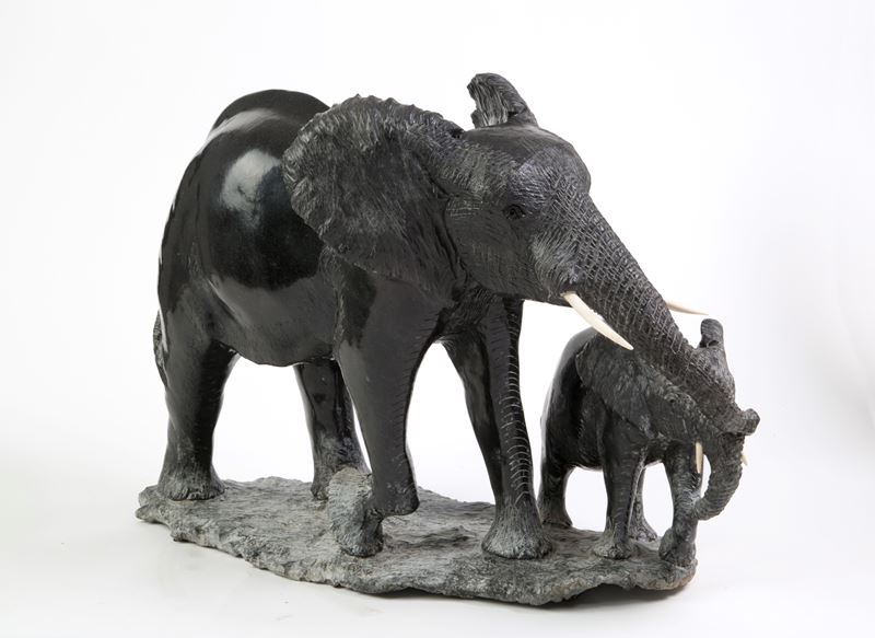 Joshua Chirume - Scultura in Marmo Nero ''elefantessa con Elefantino''