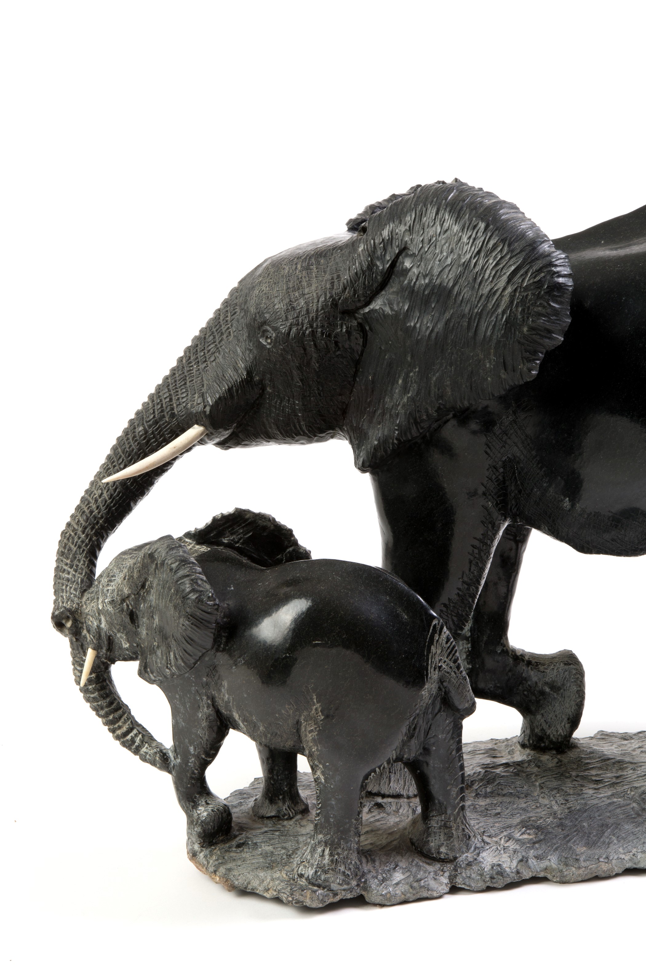 Joshua Chirume - Scultura in Marmo Nero ''elefantessa con Elefantino''