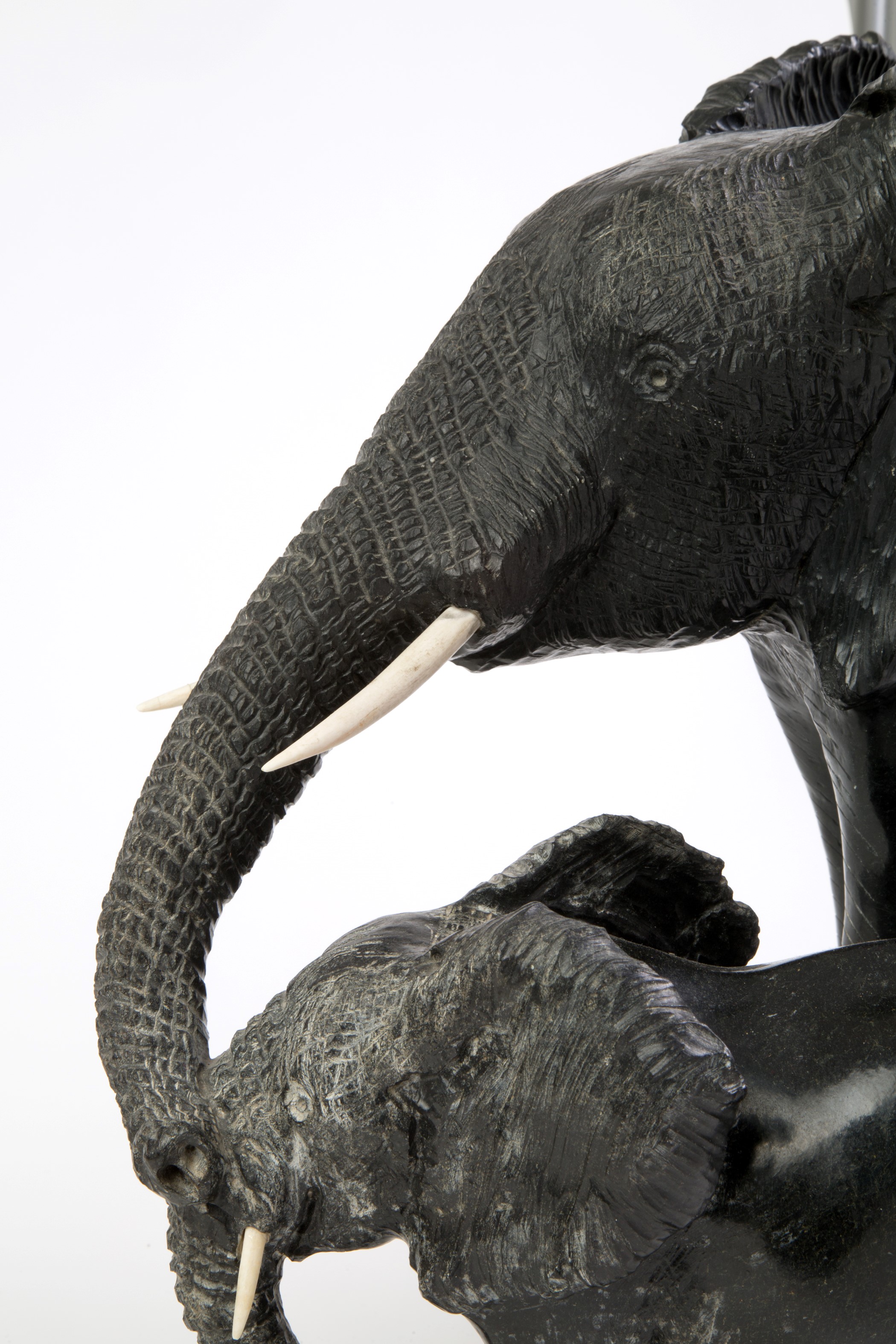 Joshua Chirume - Scultura in Marmo Nero ''elefantessa con Elefantino''