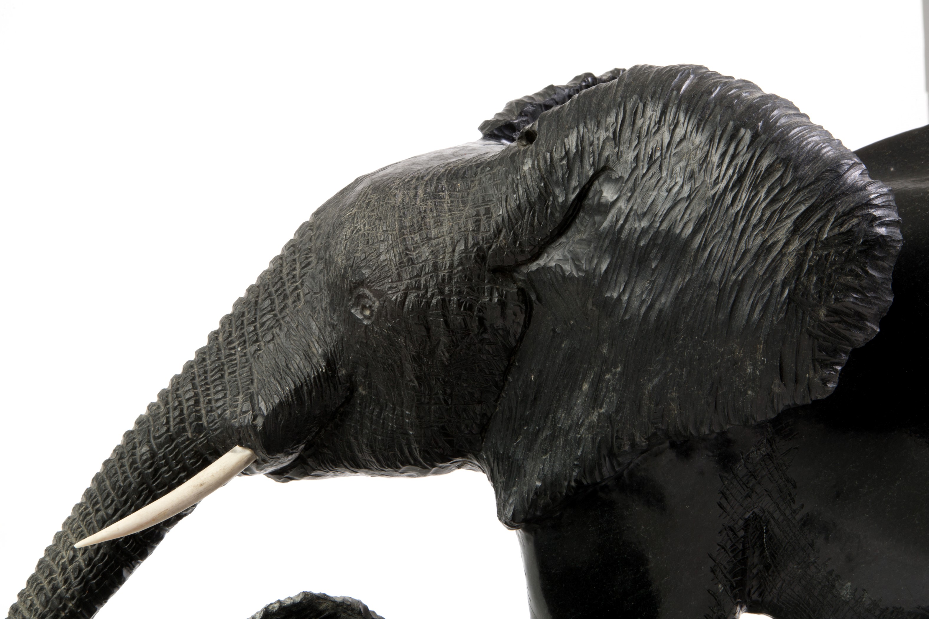 Joshua Chirume - Scultura in Marmo Nero ''elefantessa con Elefantino''