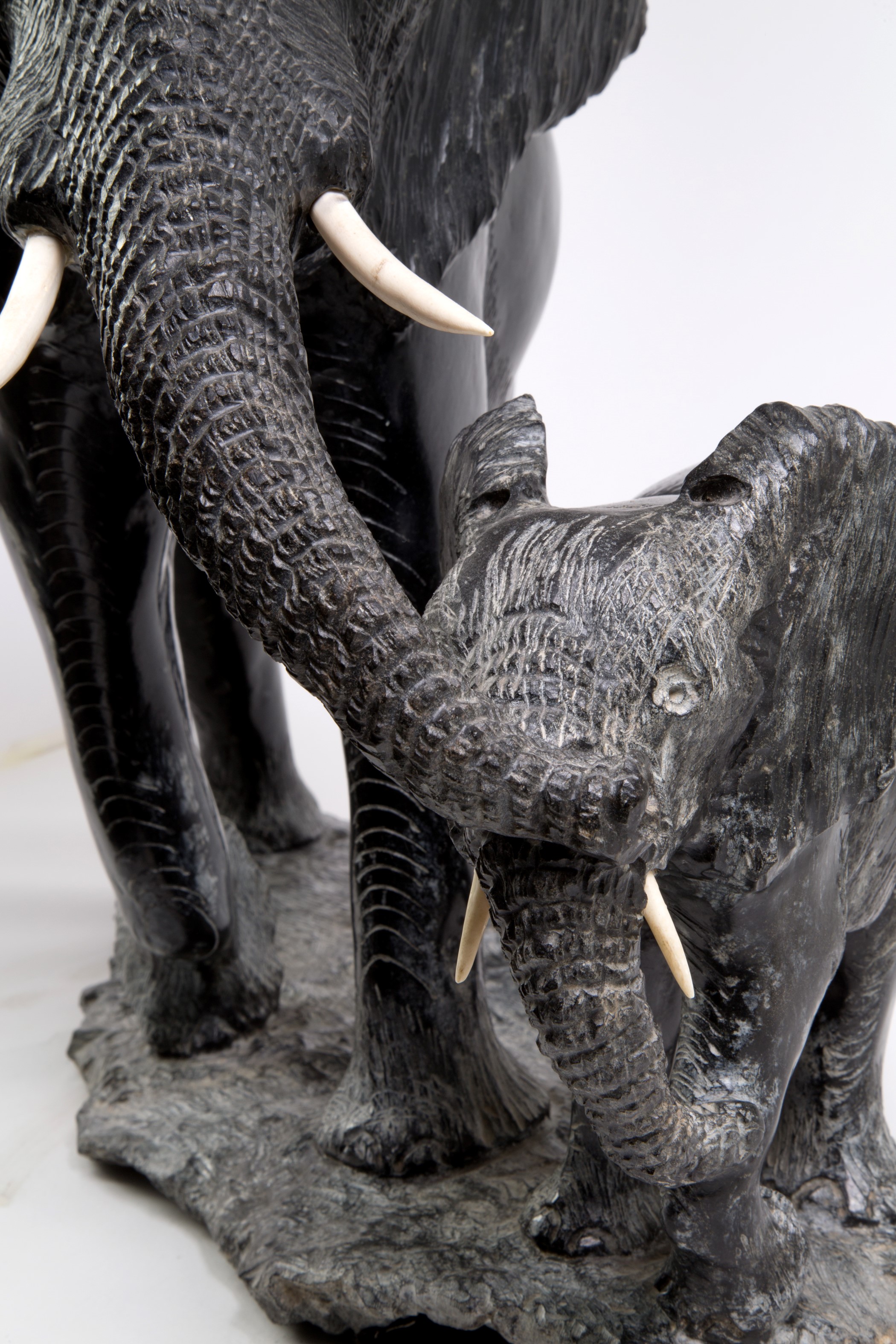 Joshua Chirume - Scultura in Marmo Nero ''elefantessa con Elefantino''