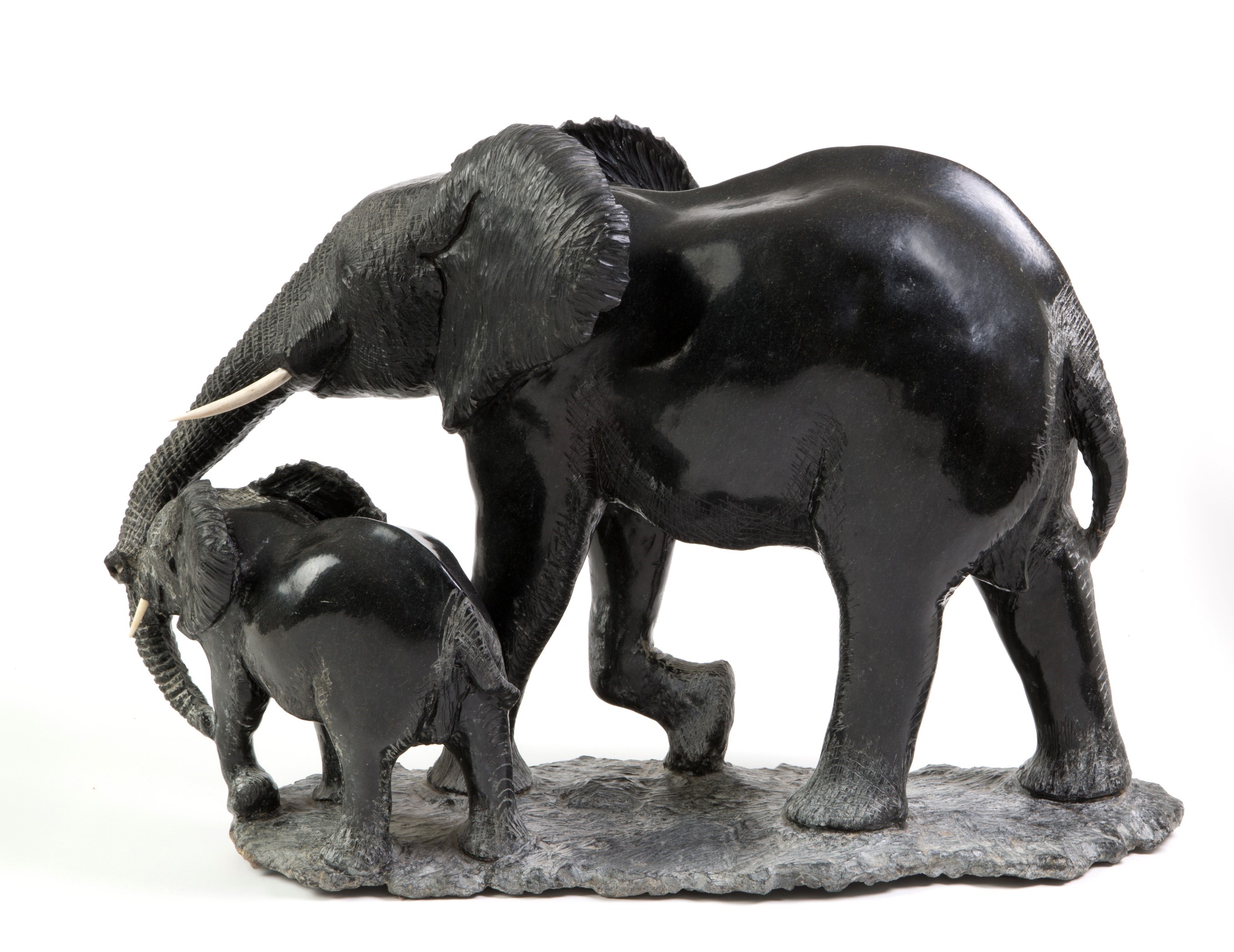 Joshua Chirume - Scultura in Marmo Nero ''elefantessa con Elefantino''