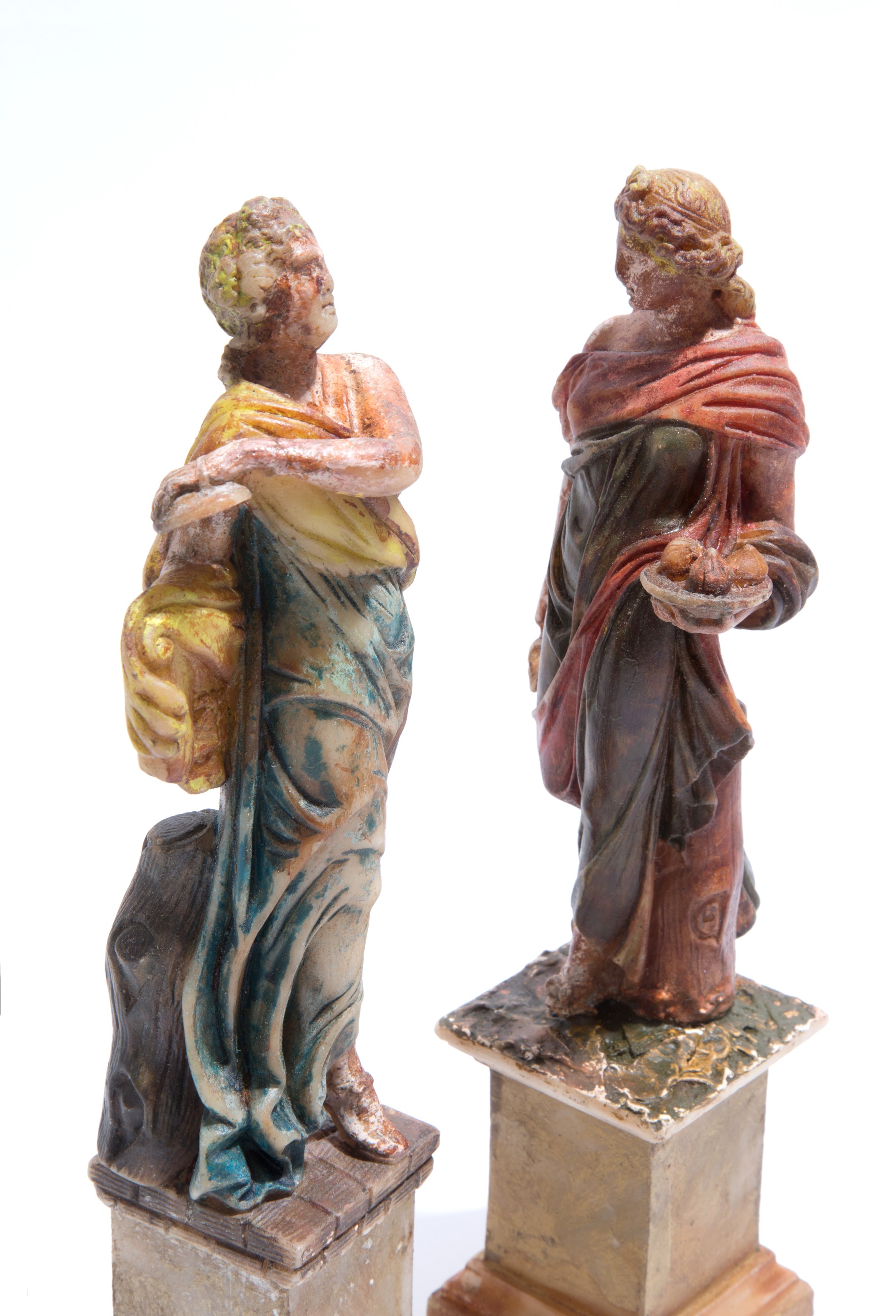 Coppia di sculture in alabastro ''VESTALI''