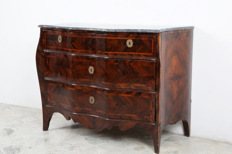 Comò mosso, lastronatura in bois de violette e bois de rose, piano in marmo grigio (Genova, XVIII...