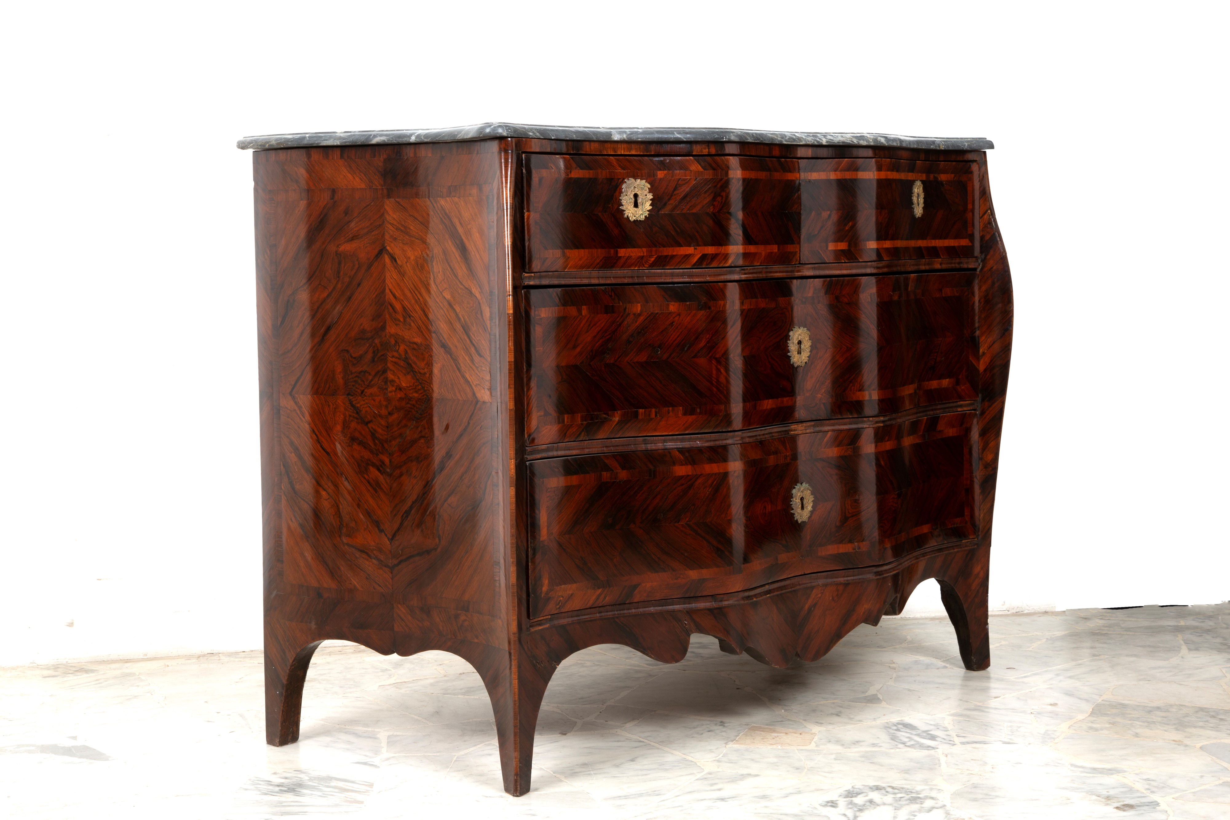 Comò mosso, lastronatura in bois de violette e bois de rose, piano in marmo grigio (Genova, XVIII...
