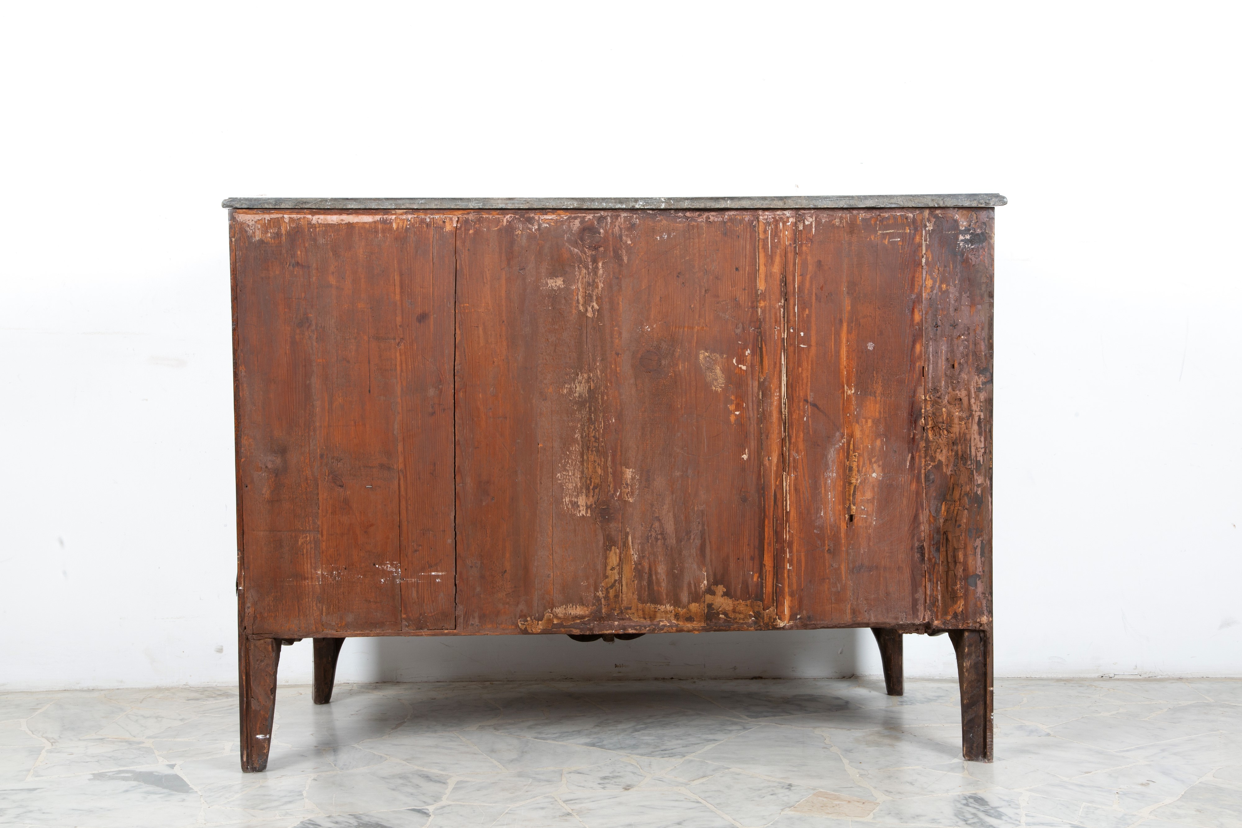 Comò mosso, lastronatura in bois de violette e bois de rose, piano in marmo grigio (Genova, XVIII...