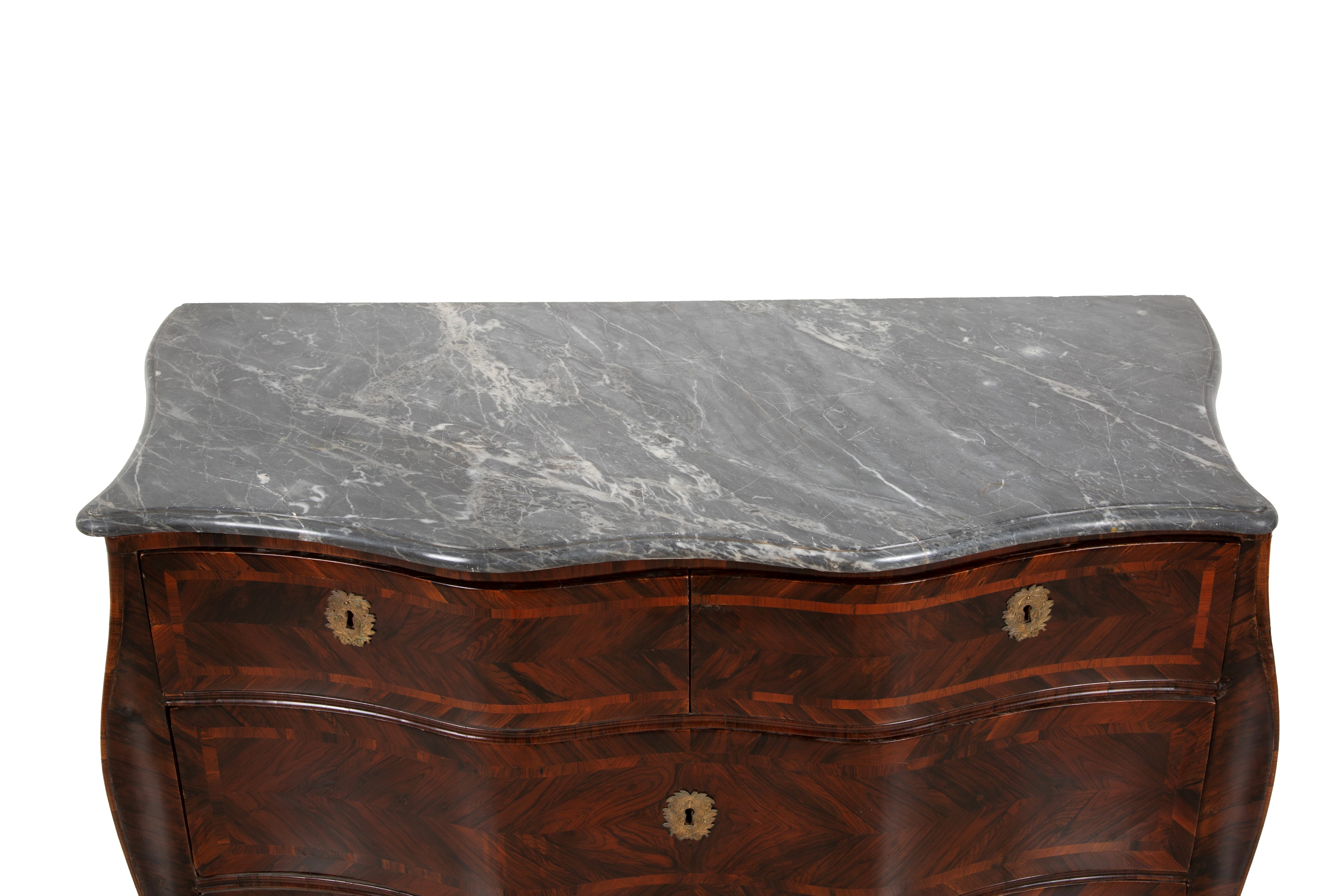 Comò mosso, lastronatura in bois de violette e bois de rose, piano in marmo grigio (Genova, XVIII...