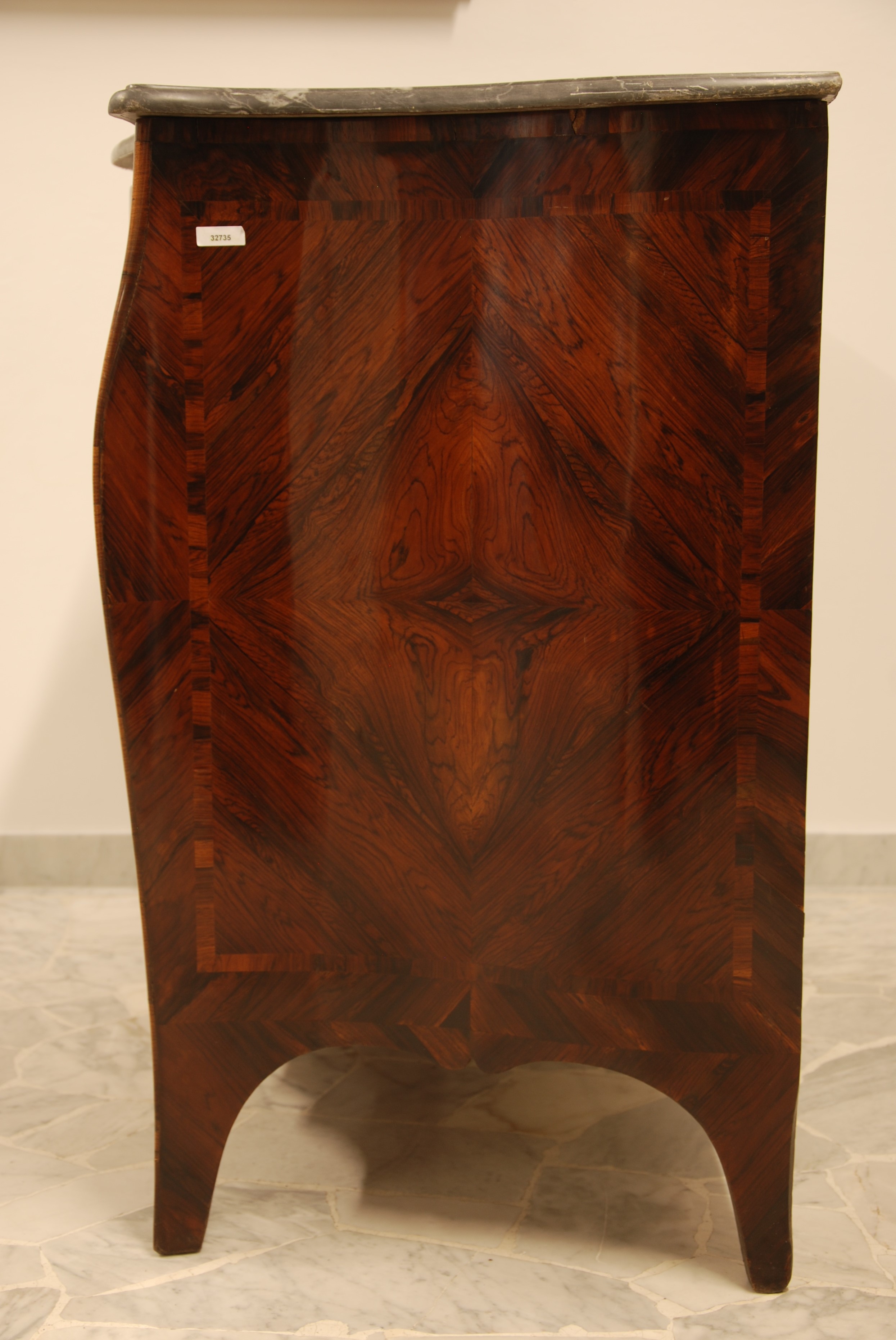 Comò mosso, lastronatura in bois de violette e bois de rose, piano in marmo grigio (Genova, XVIII...