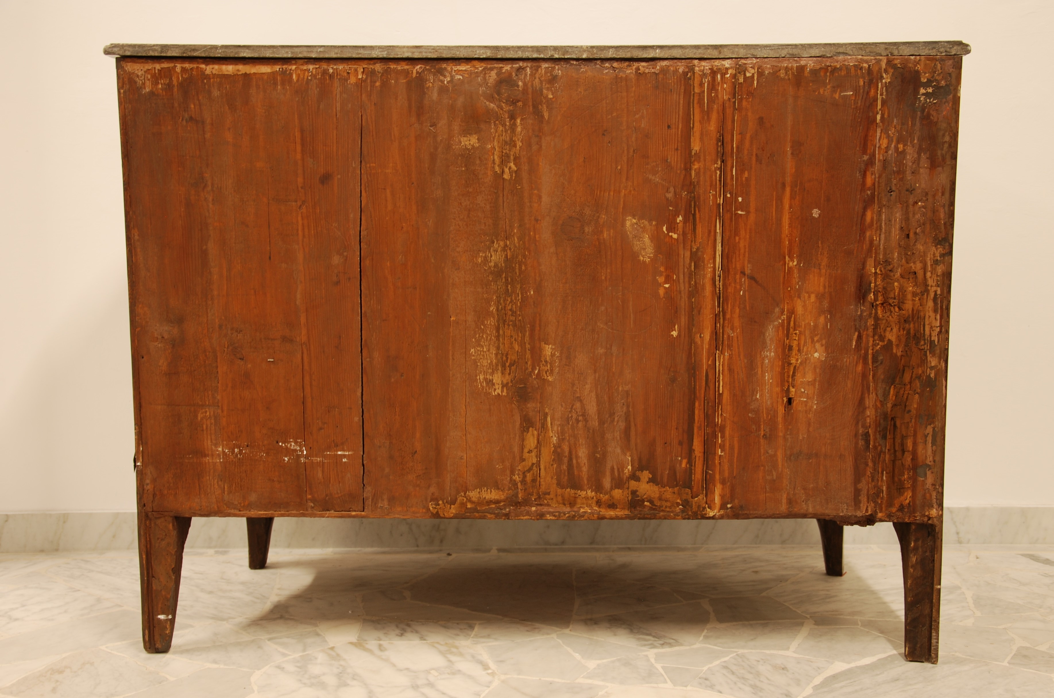 Comò mosso, lastronatura in bois de violette e bois de rose, piano in marmo grigio (Genova, XVIII...