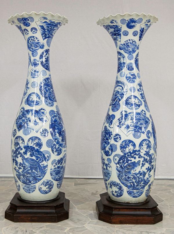 Coppia di vasi in porcellana bianca e blu