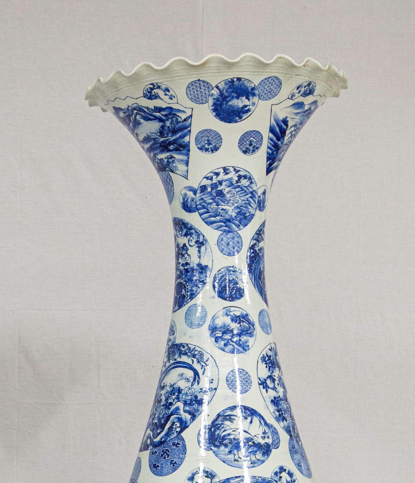 Coppia di vasi in porcellana bianca e blu