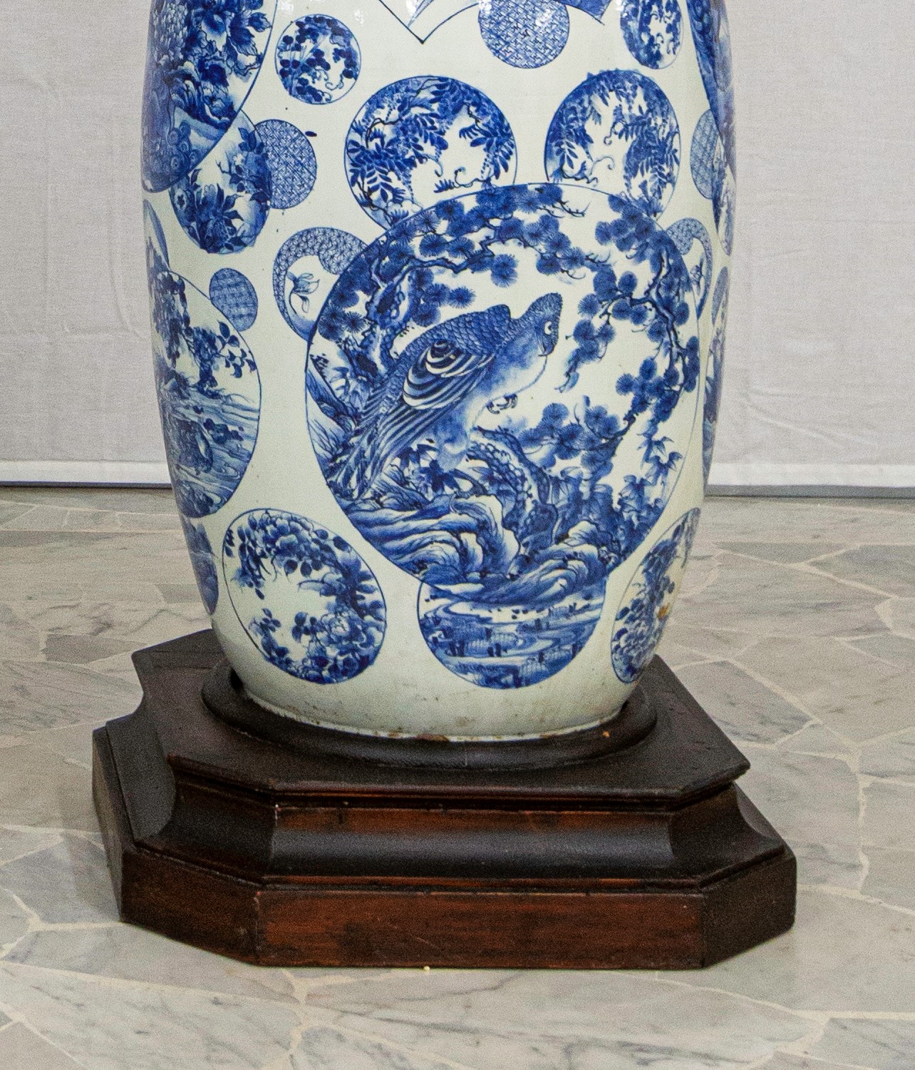 Coppia di vasi in porcellana bianca e blu