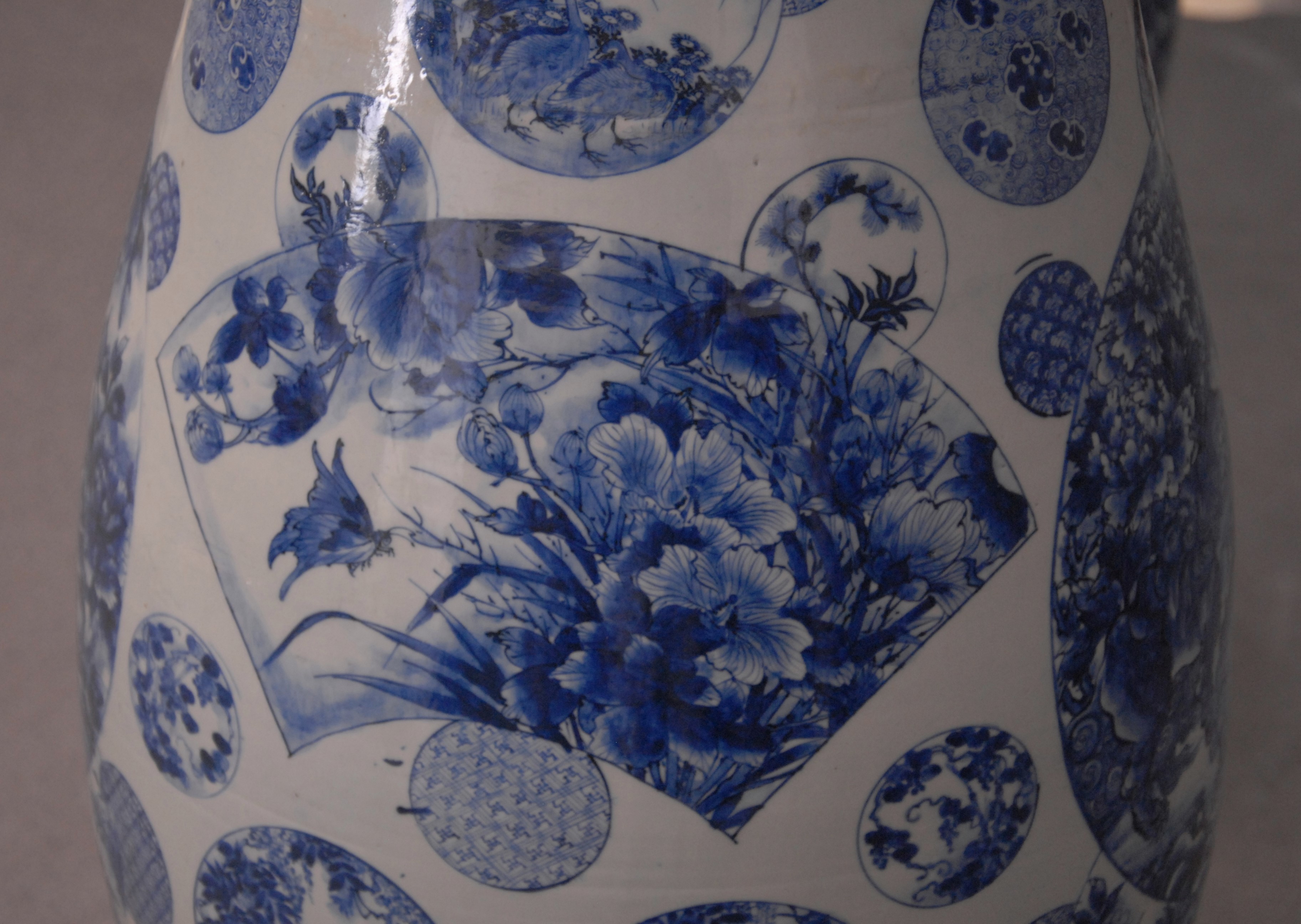 Coppia di vasi in porcellana bianca e blu