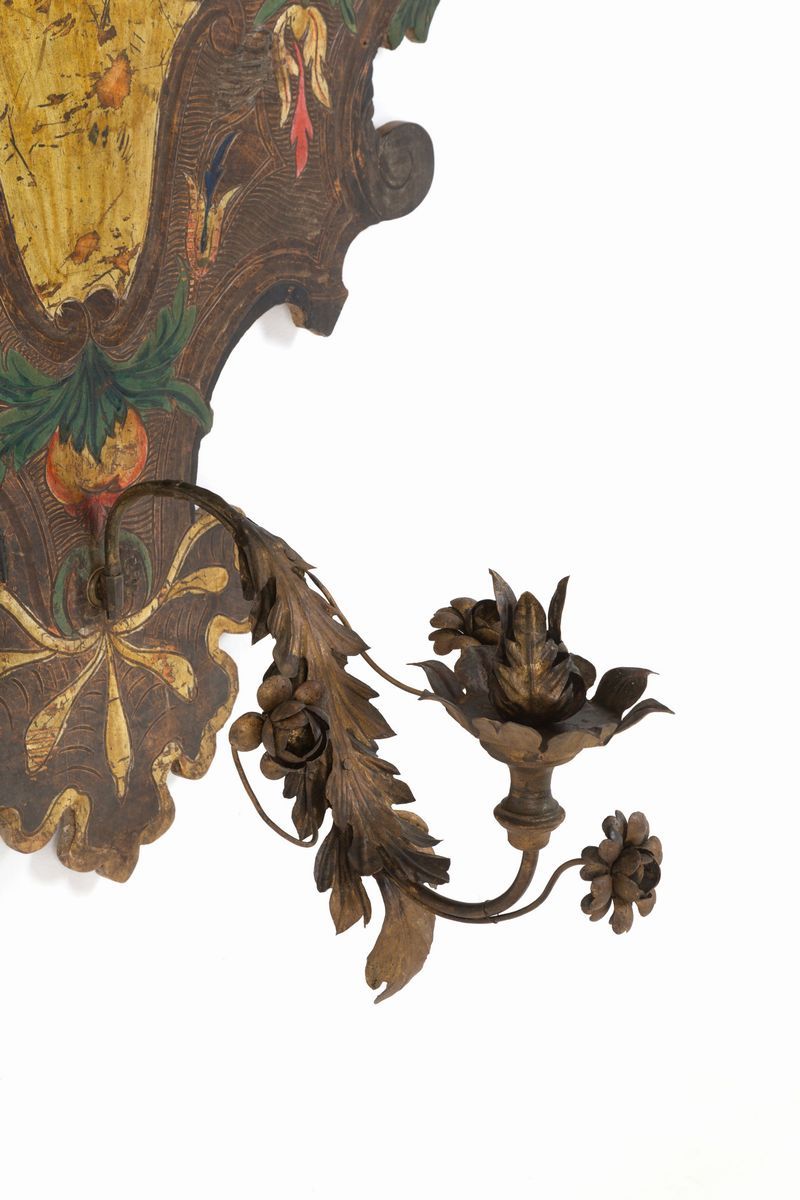 Applique a Forma di Scudo in Legno Inciso e Laccato con Braccio in Ferro Battut...