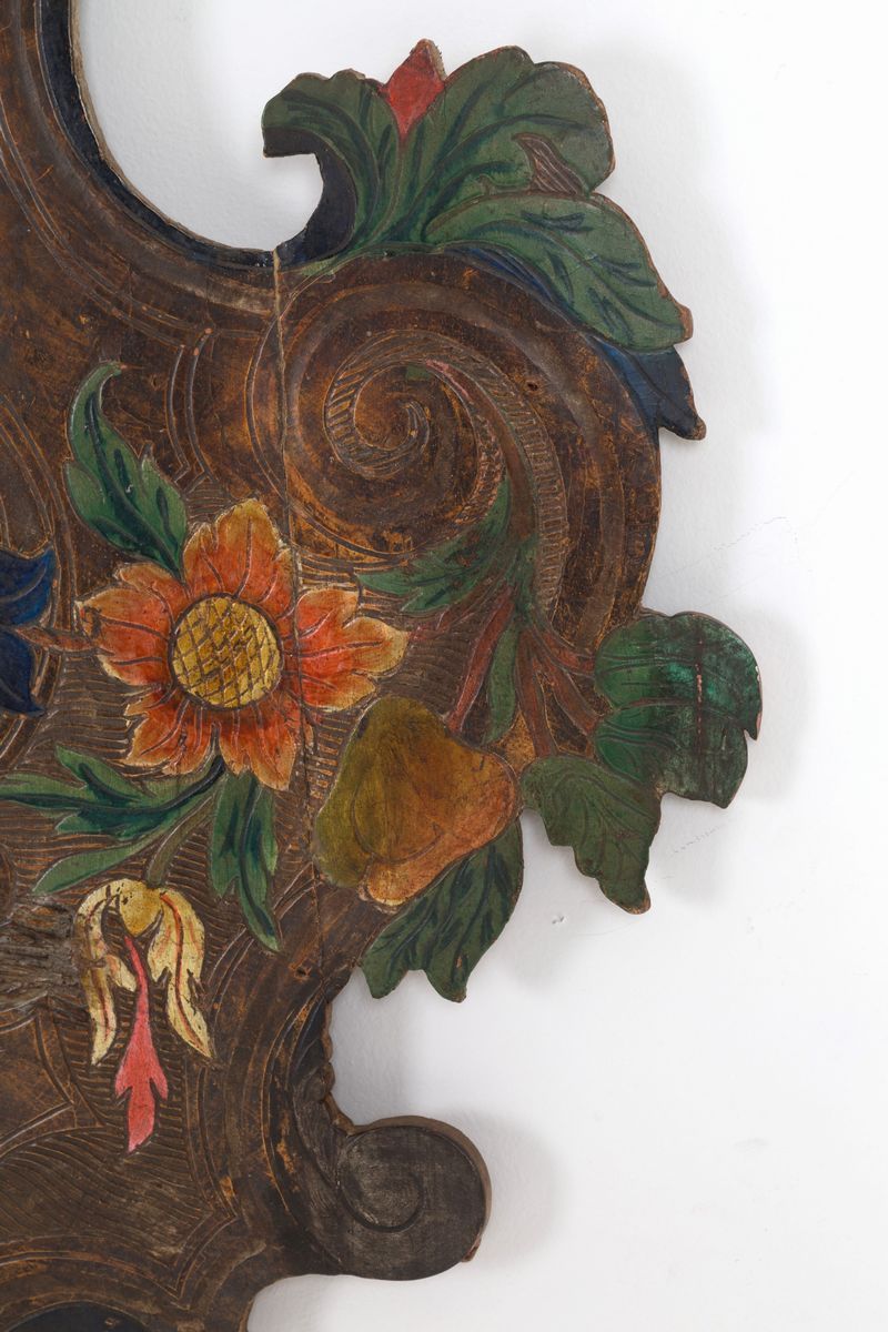 Applique a Forma di Scudo in Legno Inciso e Laccato con Braccio in Ferro Battut...