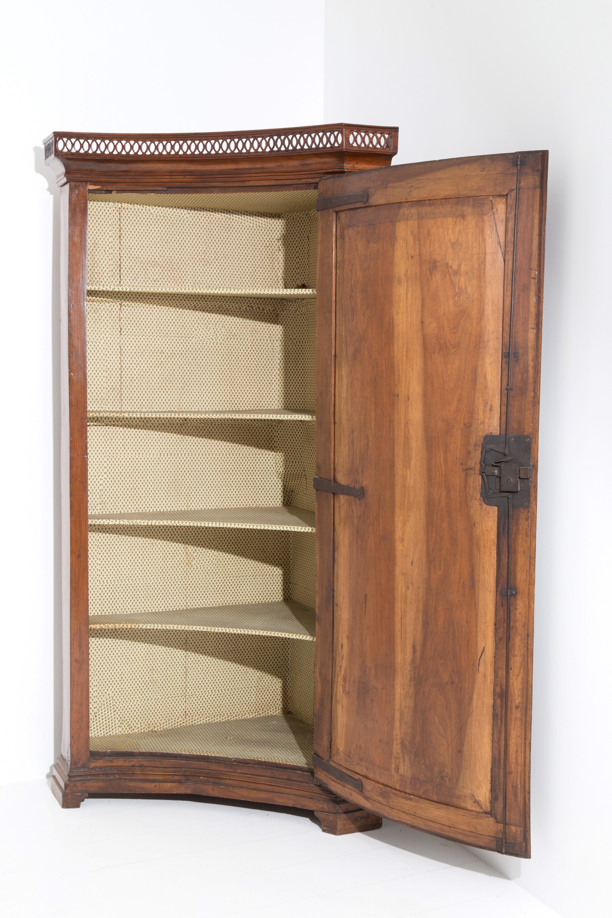 Mobile angolare in legno di noce a un’anta curva, cimasa traforata (Veneto, XVIII secolo)