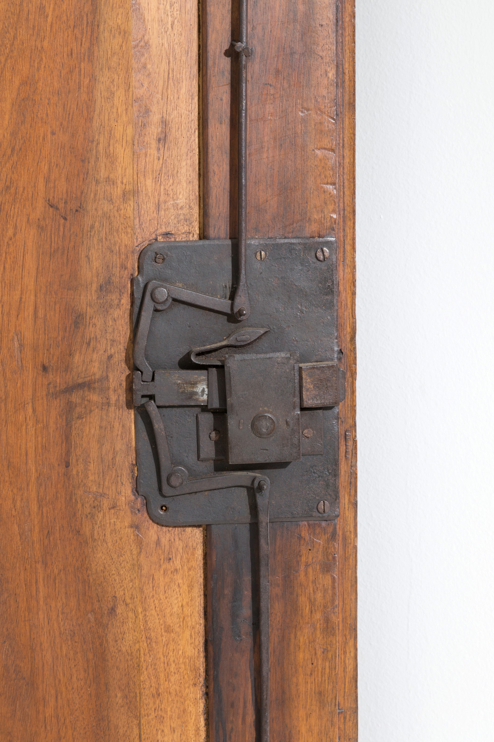 Mobile angolare in legno di noce a un’anta curva, cimasa traforata (Veneto, XVIII secolo)