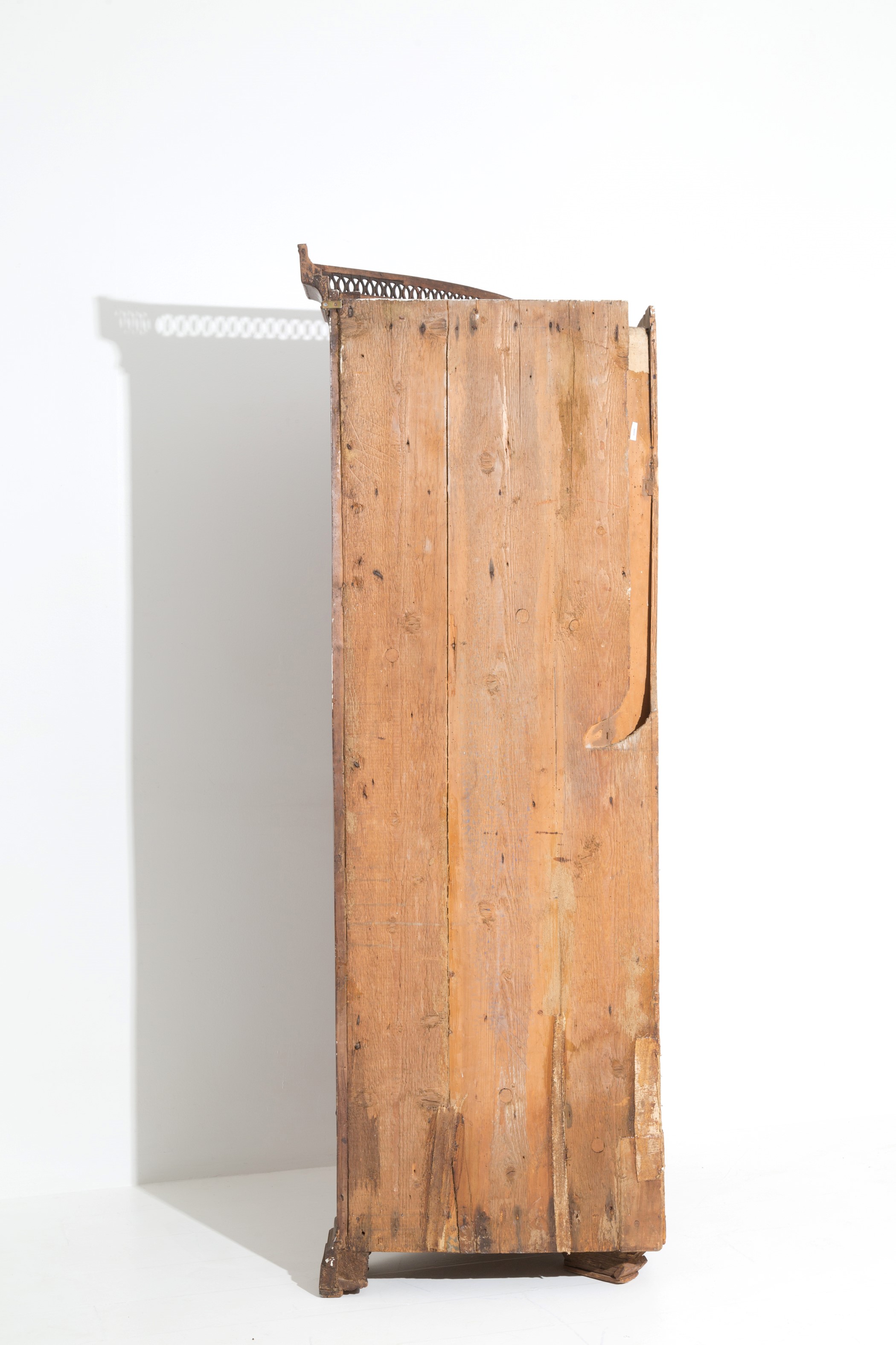 Mobile angolare in legno di noce a un’anta curva, cimasa traforata (Veneto, XVIII secolo)