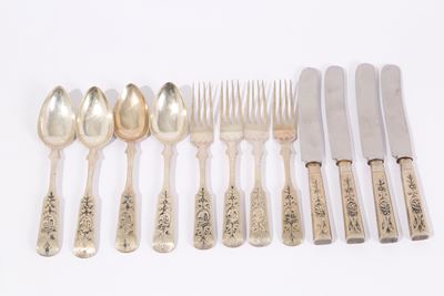 Servizio di posate in argento 800, quattro cucchiai, quattro forchette e quattro coltelli, XIX se...