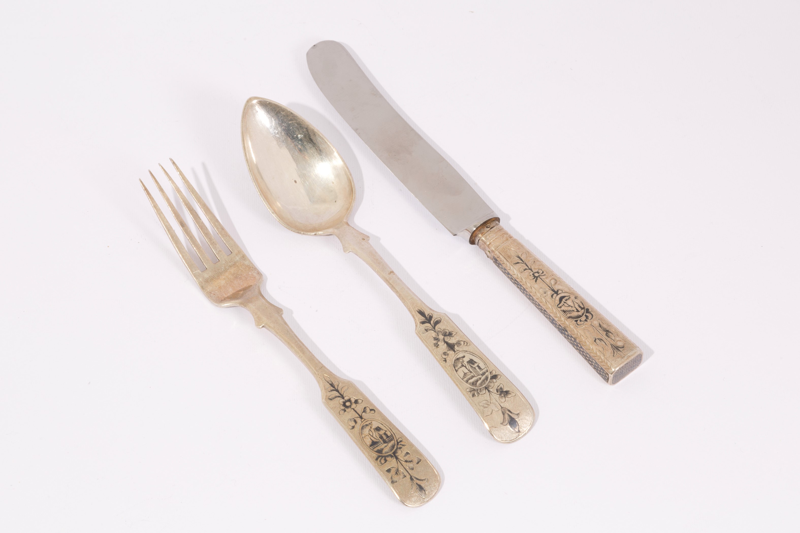 Servizio di posate in argento 800, quattro cucchiai, quattro forchette e quattro coltelli, XIX se...