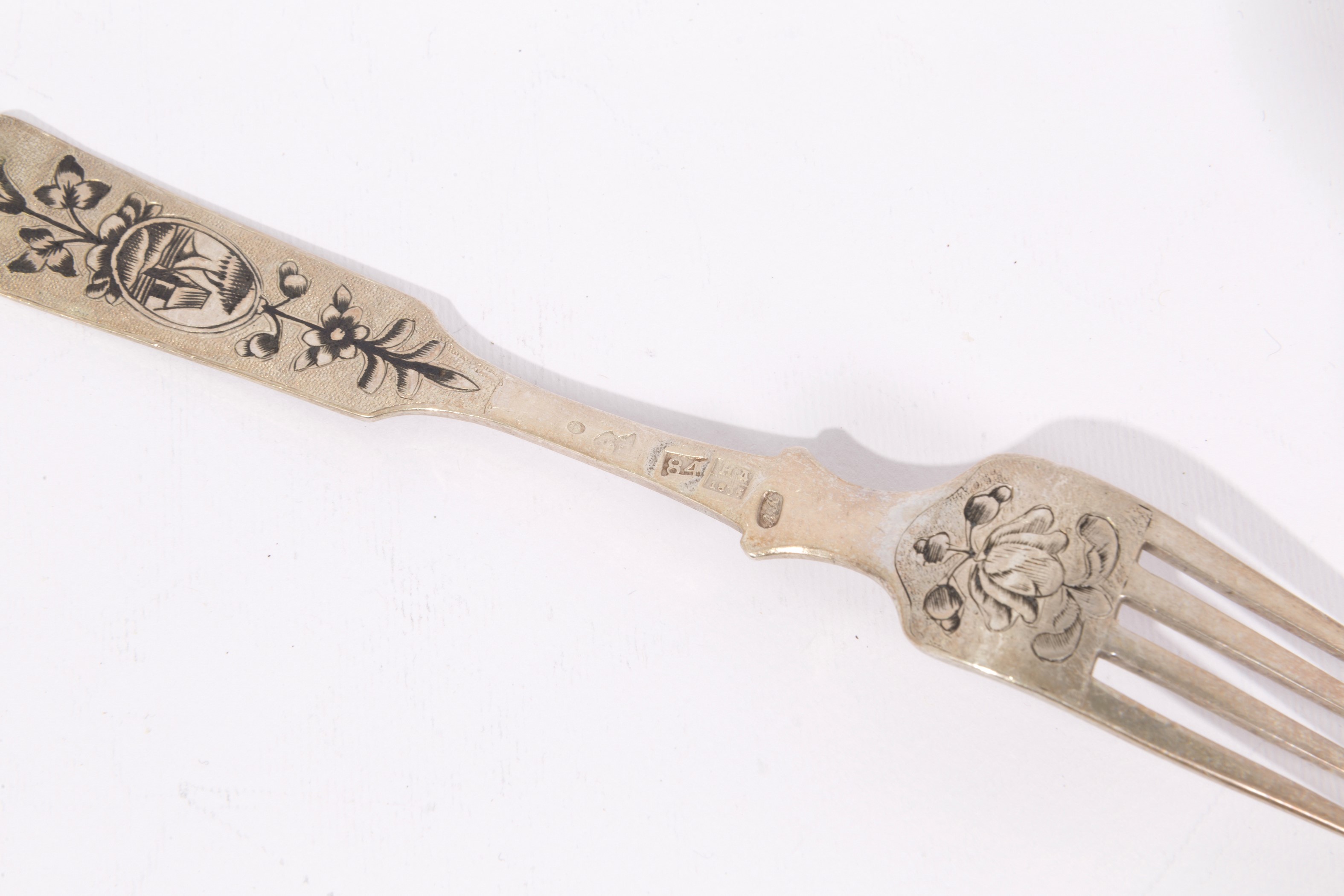 Servizio di posate in argento 800, quattro cucchiai, quattro forchette e quattro coltelli, XIX se...