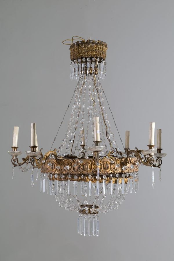 Lampadario otto bracci in lamierino sbalzato e dorato con pendenti e gocce in v...
