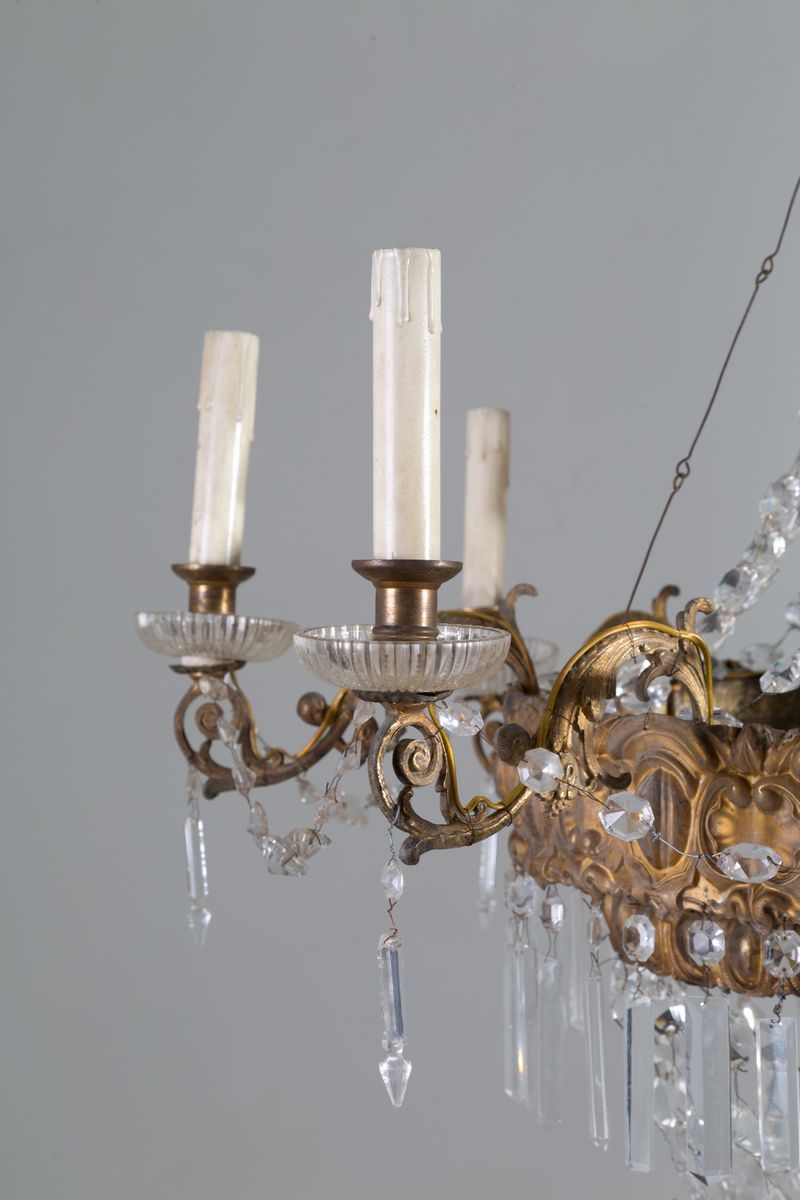 Lampadario Otto Bracci in Lamierino Sbalzato e Dorato con Pendenti e Gocce in V...