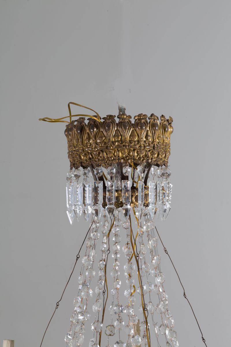 Lampadario Otto Bracci in Lamierino Sbalzato e Dorato con Pendenti e Gocce in V...