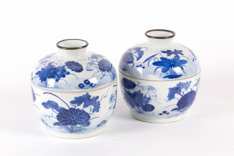 Coppia di Zuppiere in Porcellana Bianca e Blu con Coperchio. Cina. Fine XIX-ini...