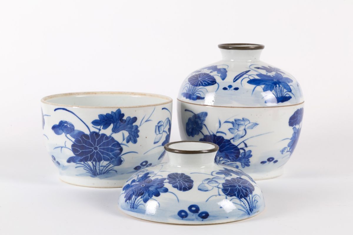 Coppia di Zuppiere in Porcellana Bianca e Blu con Coperchio. Cina. Fine XIX-ini...