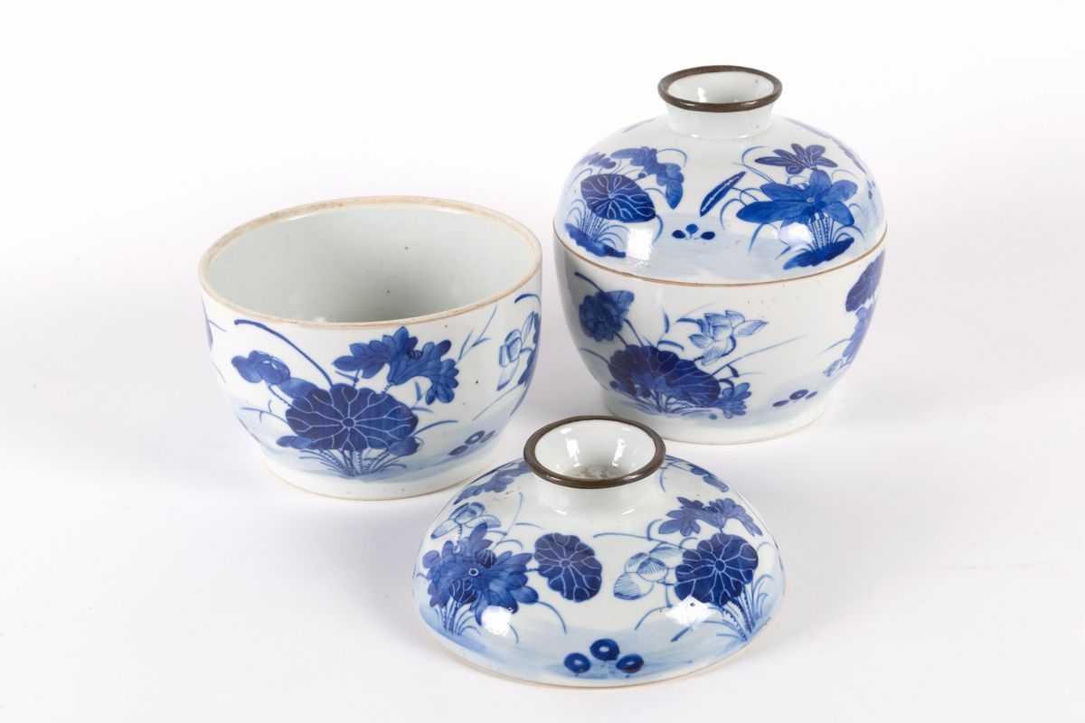 Coppia di Zuppiere in Porcellana Bianca e Blu con Coperchio. Cina. Fine XIX-ini...