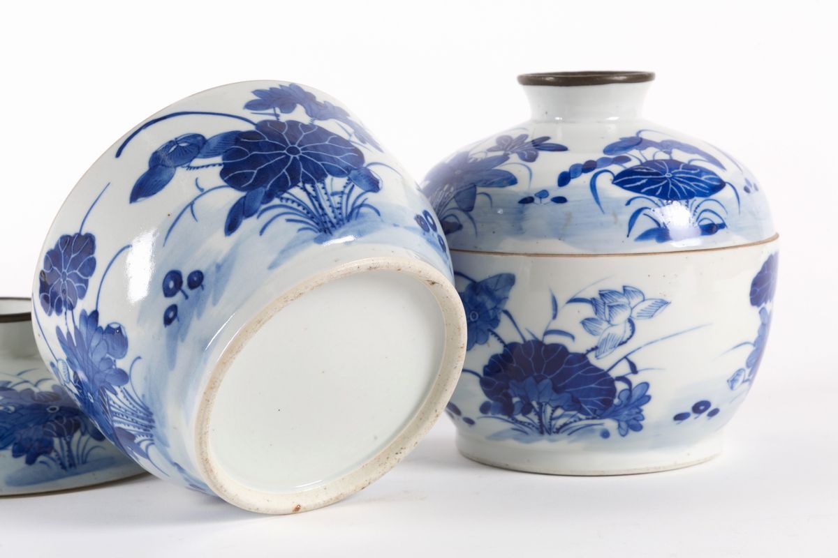 Coppia di Zuppiere in Porcellana Bianca e Blu con Coperchio. Cina. Fine XIX-ini...