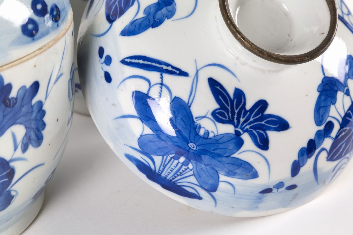 Coppia di Zuppiere in Porcellana Bianca e Blu con Coperchio. Cina. Fine XIX-ini...