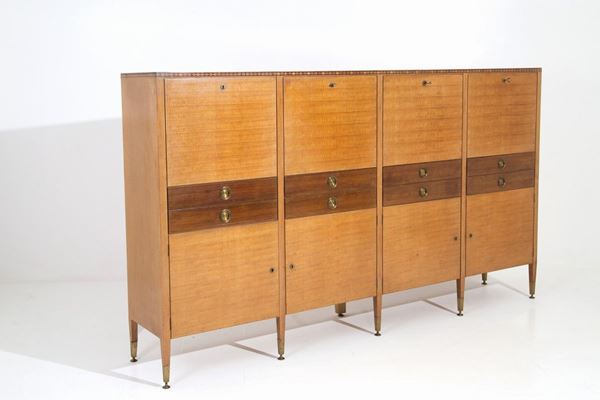 PAOLO BUFFA - PAOLO BUFFA (Milano, 1903-1970). Credenza in legno di diverse essenze pregiate ...