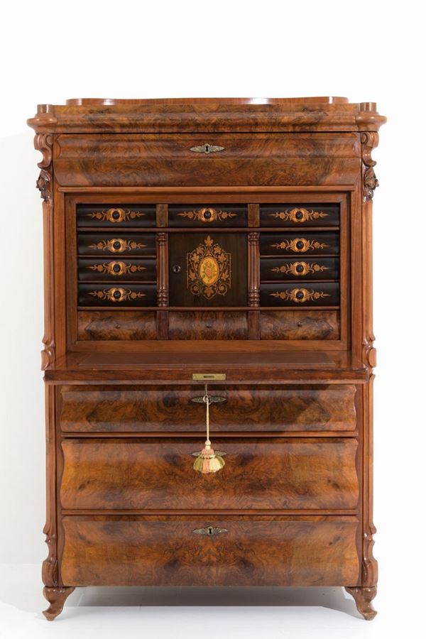 Secretaire lastronato in legni vari con lesene intagliate a motivi di frutta. X...