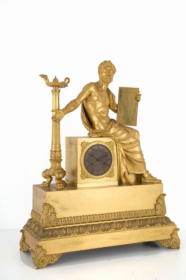 Grande orologio da tavolo in bronzo finemente cesellato e dorato con figura mas...