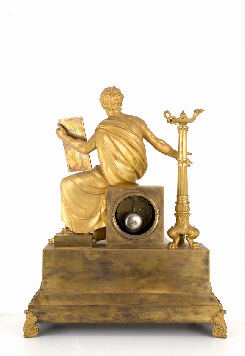 Grande Orologio da Tavolo in Bronzo Finemente Cesellato e Dorato con Figura Mas...