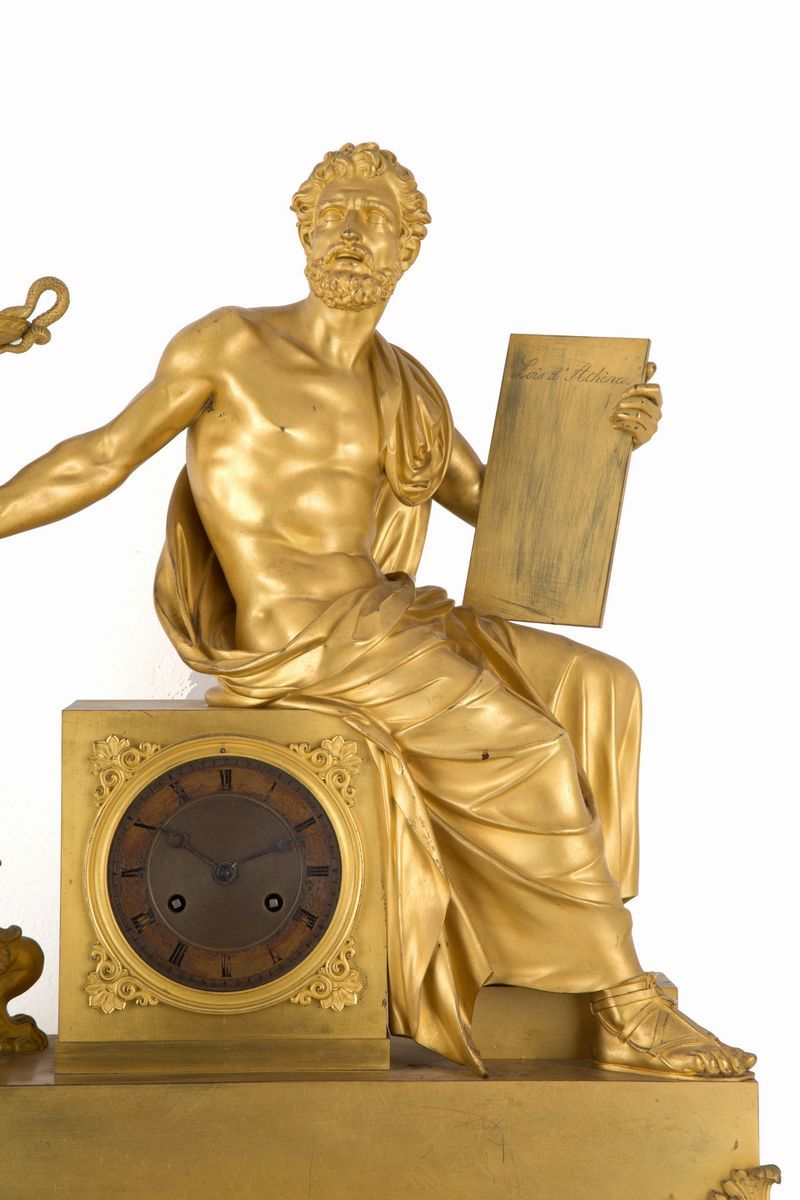 Grande Orologio da Tavolo in Bronzo Finemente Cesellato e Dorato con Figura Mas...