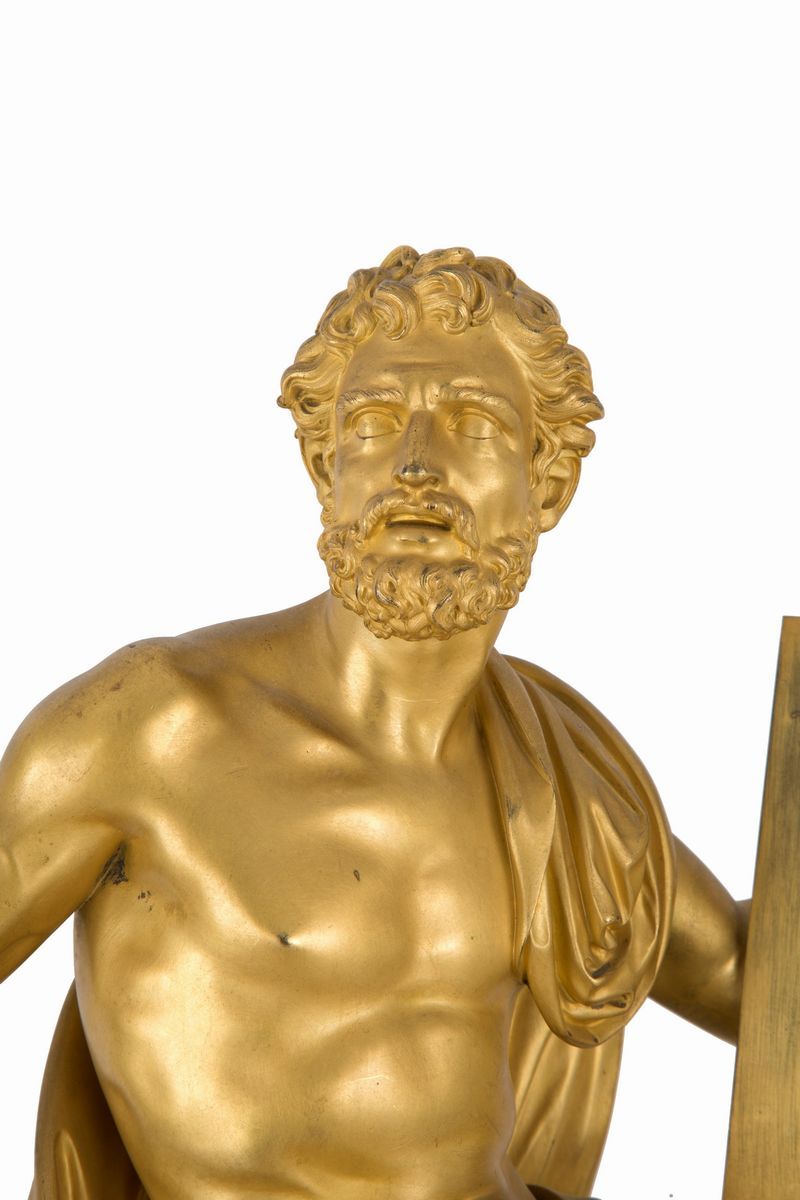 Grande Orologio da Tavolo in Bronzo Finemente Cesellato e Dorato con Figura Mas...