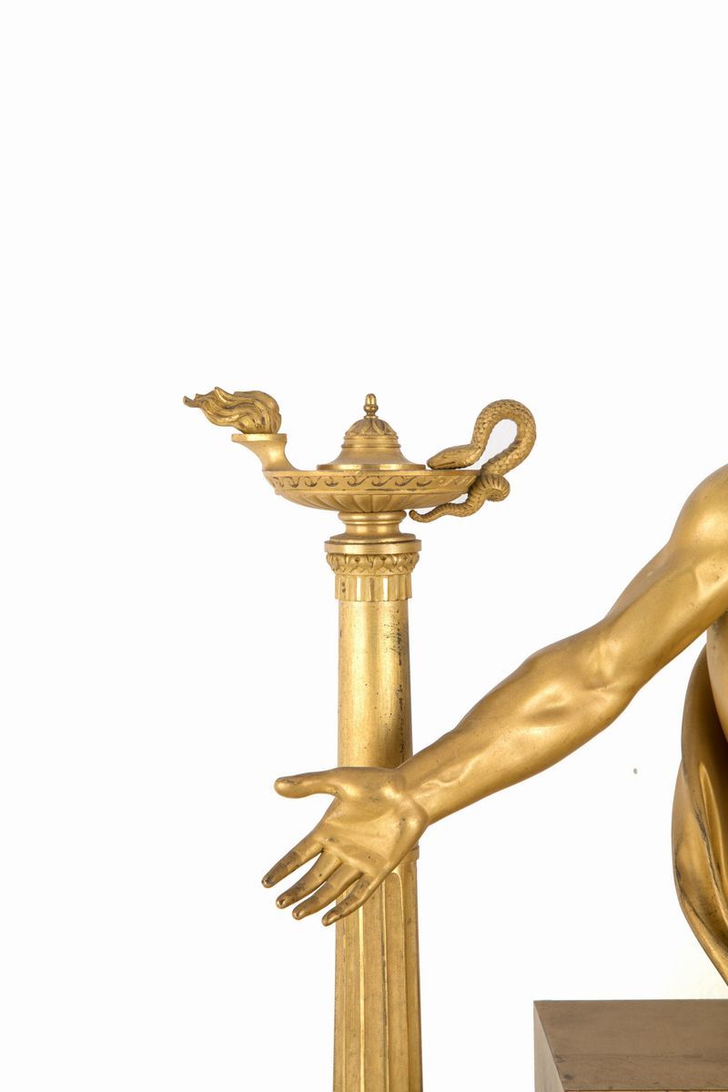 Grande Orologio da Tavolo in Bronzo Finemente Cesellato e Dorato con Figura Mas...