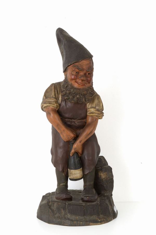 Scultura in terracotta raff. ''NANO CHE STAPPA UNA BOTTIGLIA''....