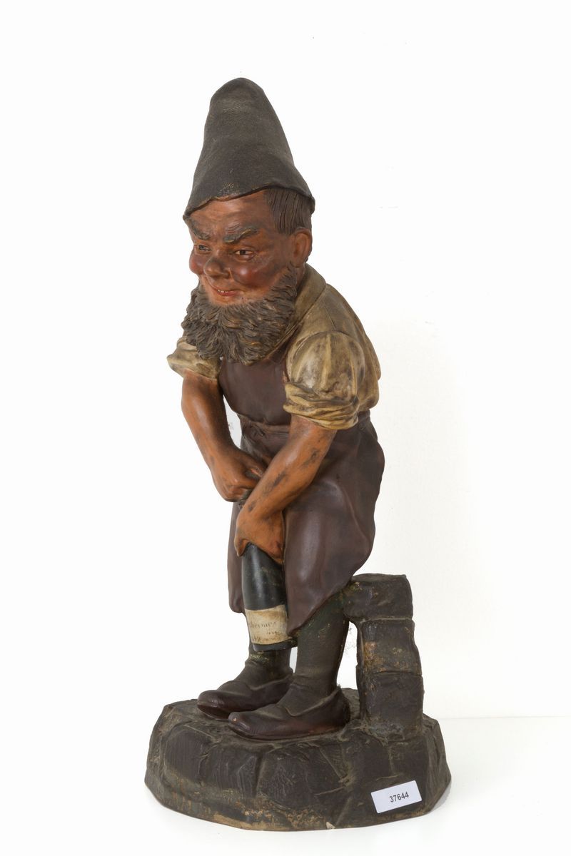 Scultura in terracotta raff. ''NANO CHE STAPPA UNA BOTTIGLIA''....