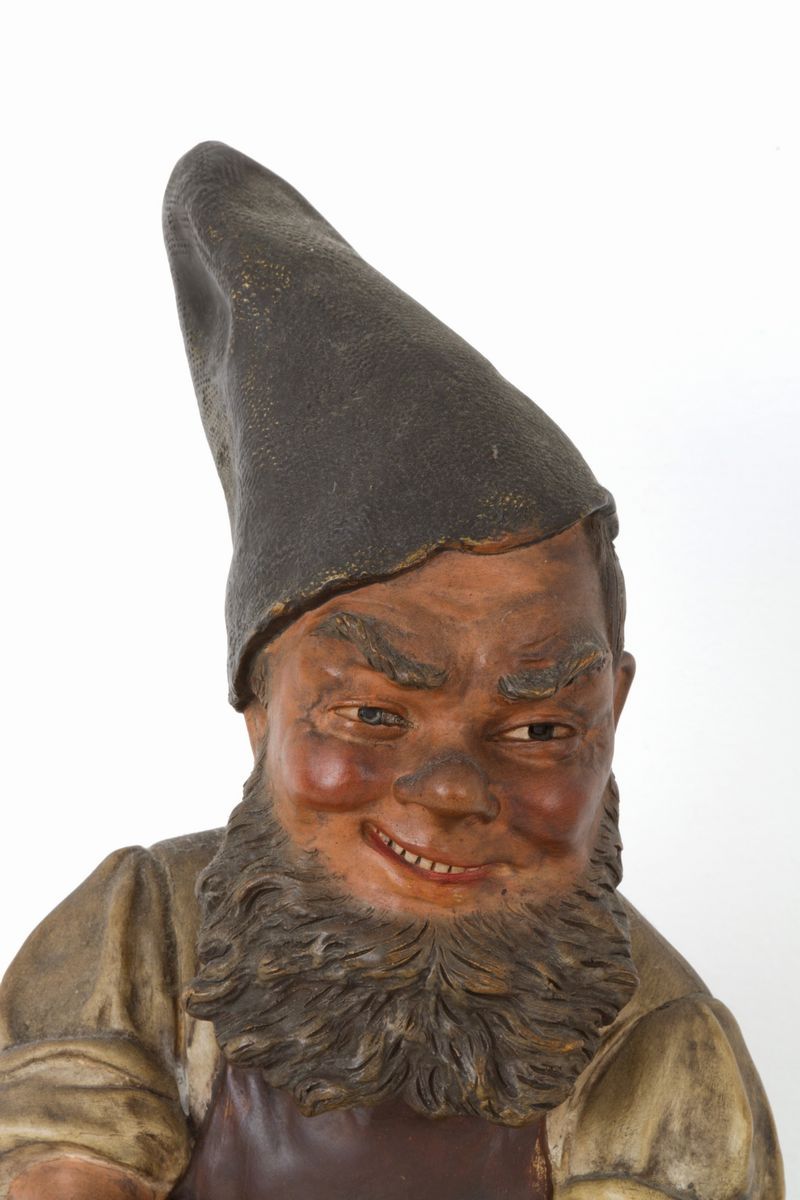 Scultura in terracotta raff. ''NANO CHE STAPPA UNA BOTTIGLIA''....