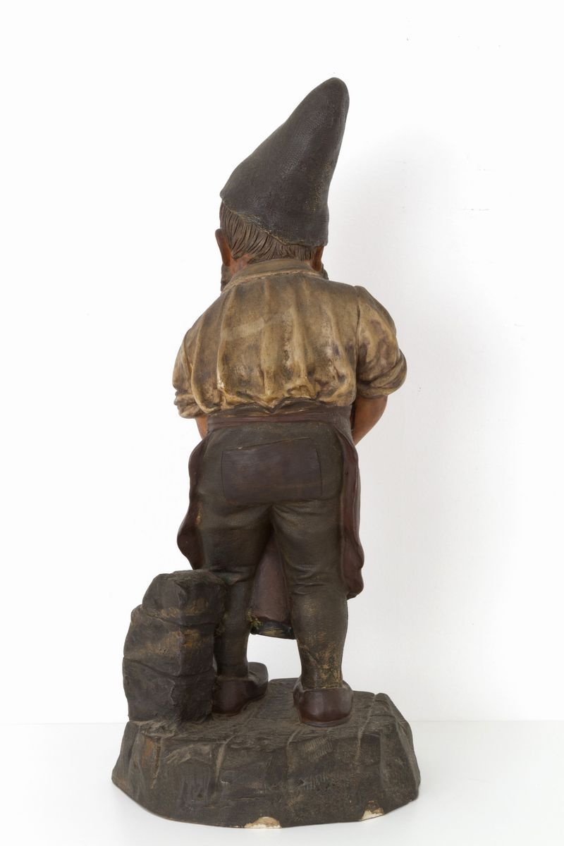 Scultura in terracotta raff. ''NANO CHE STAPPA UNA BOTTIGLIA''....