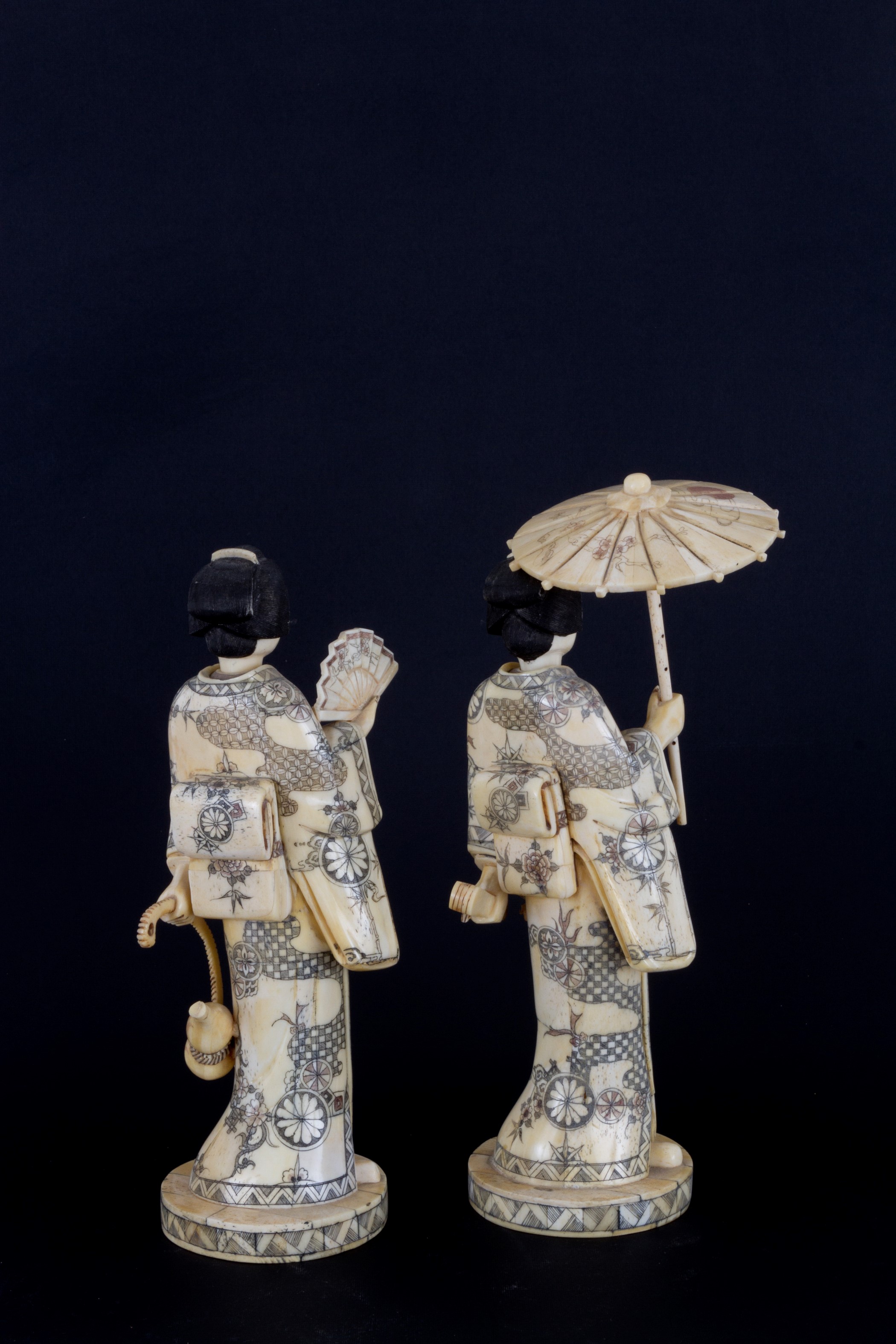 Cina, Due sculture in osso raffiguranti geishe, Dinastia Qing