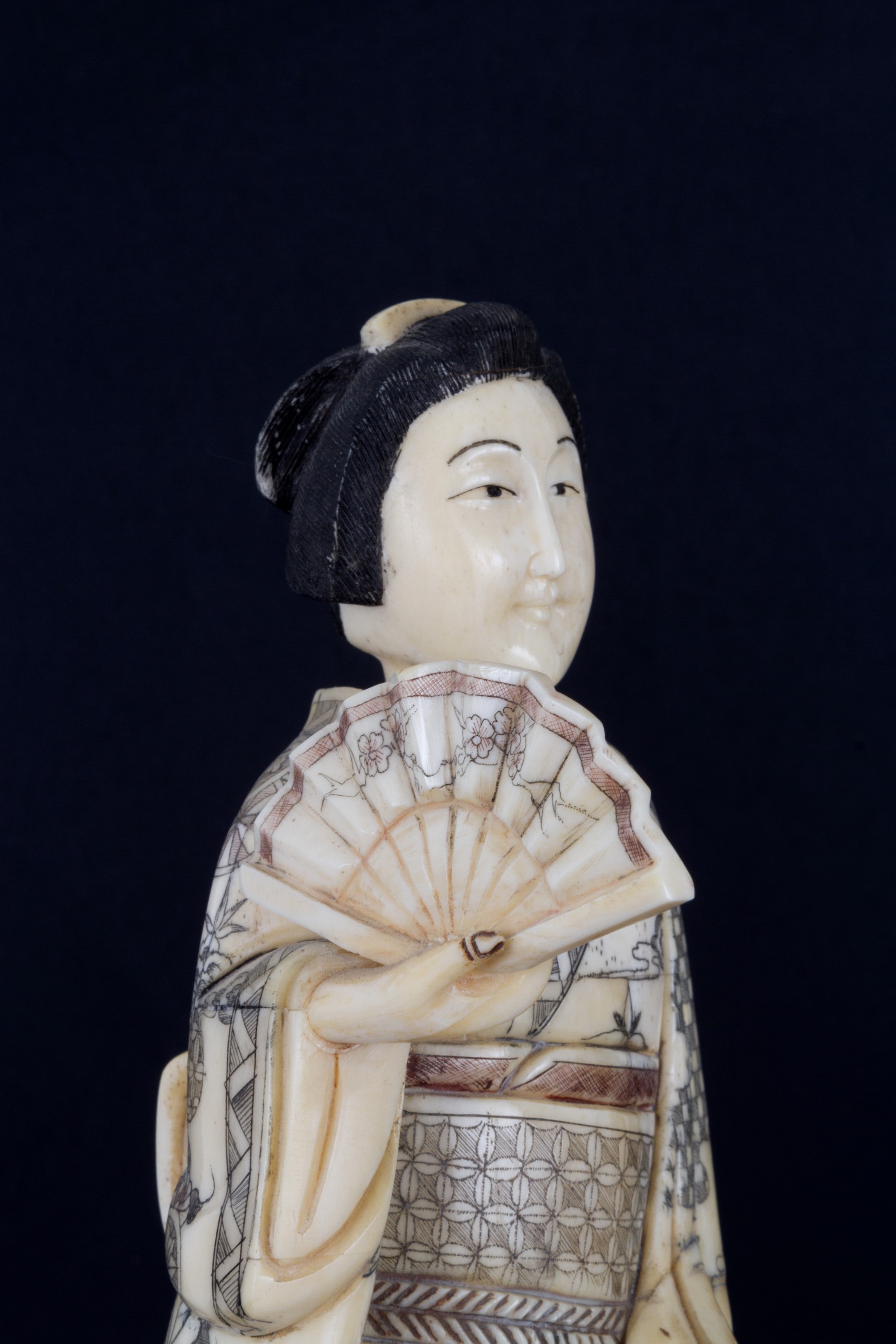 Cina, Due sculture in osso raffiguranti geishe, Dinastia Qing