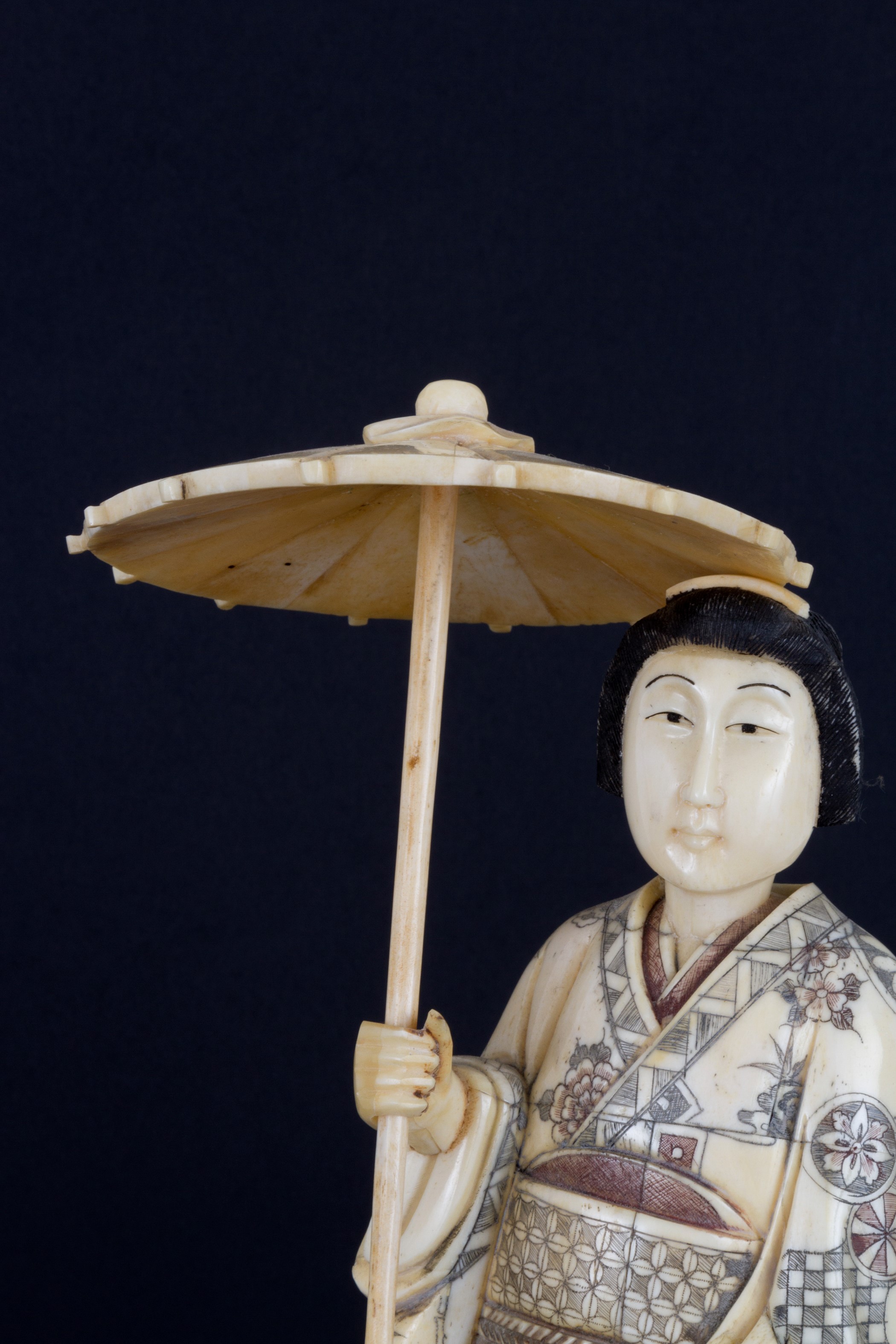 Cina, Due sculture in osso raffiguranti geishe, Dinastia Qing