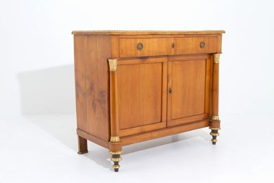 Credenza a Due Ante in Legno di Noce Biondo con Colonne e Finiture in Oro Zecch...